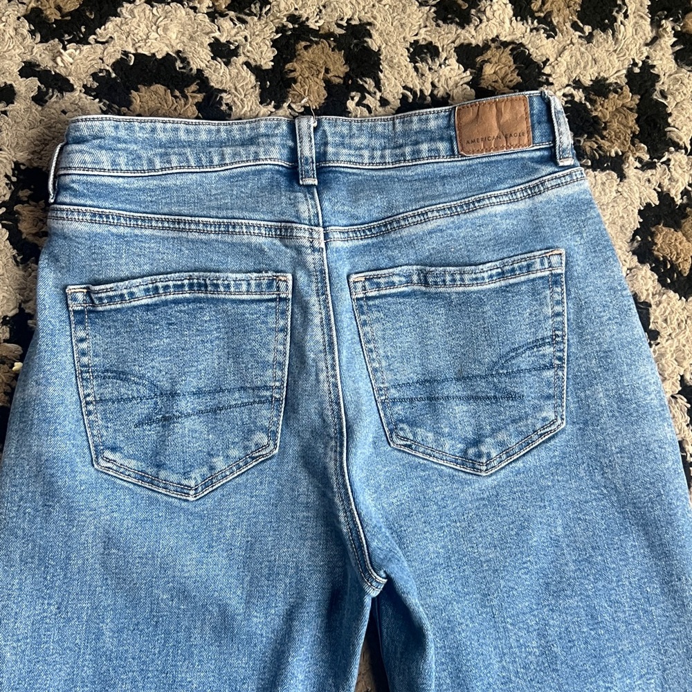American Eagle Strigid destroyed Mom Jeans size 2 - Picture 4 of 5